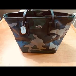 SOLD🎉 COACH CAMO TAXI TOTE